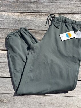 VUORI WOMEN'S HALO MODERN SWEATPANT AGATE GREEN SIZE LARGE NWT